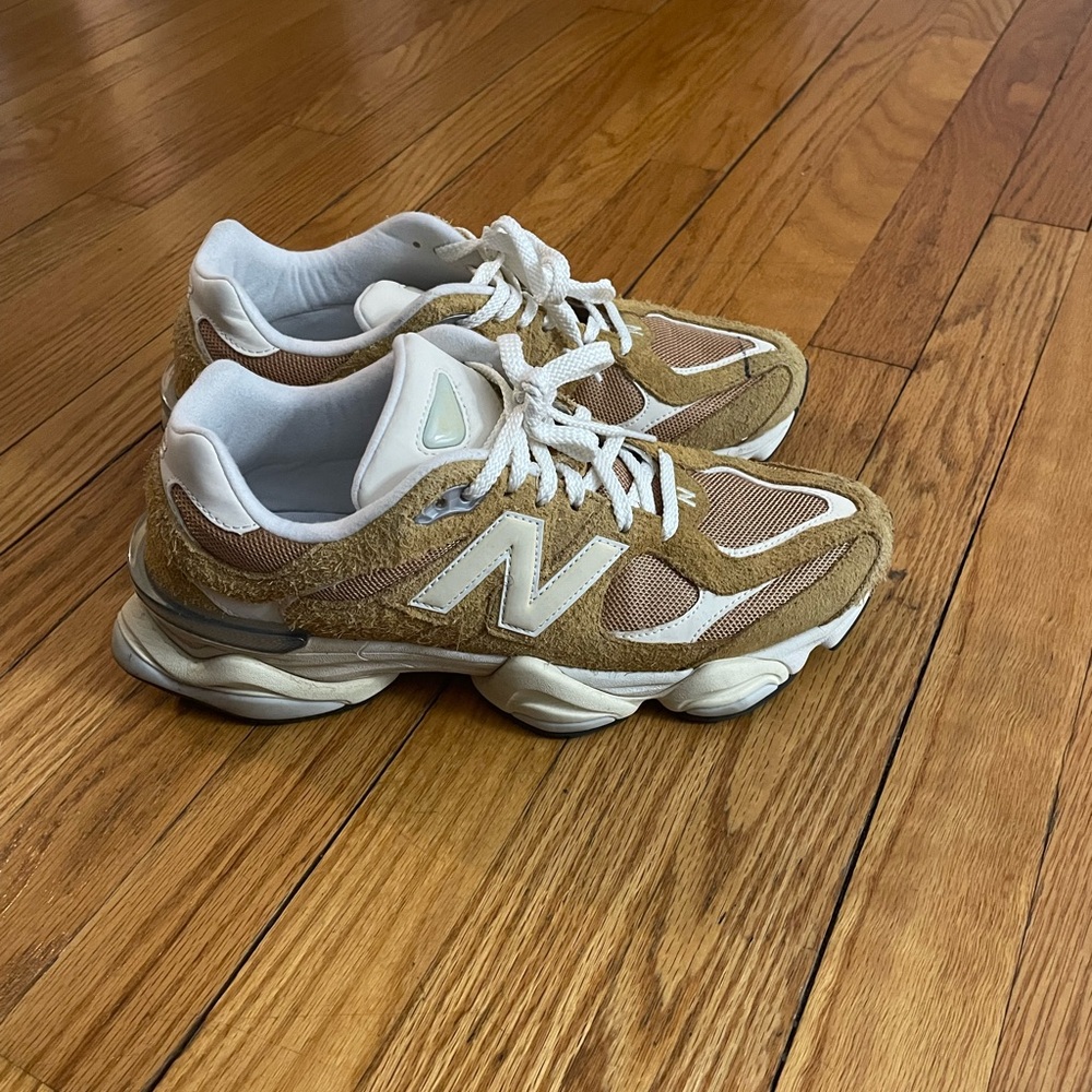 9060 Sneakers